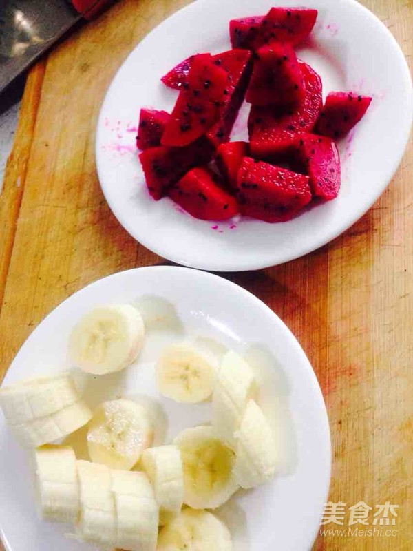 香蕉火龙果莲子桂圆红枣枸杞银耳汤