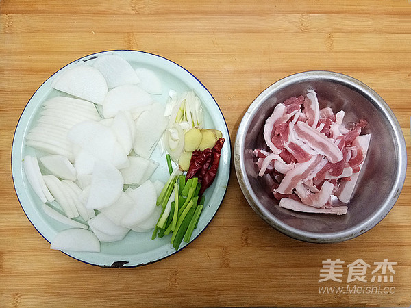 五花肉烧萝卜