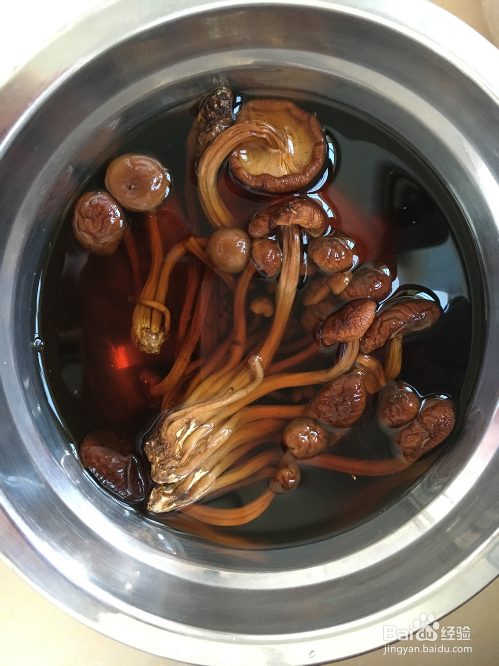 老厨师教你做茶树菇龙骨汤