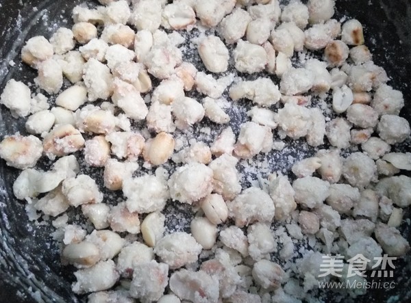 挂霜花生的做法