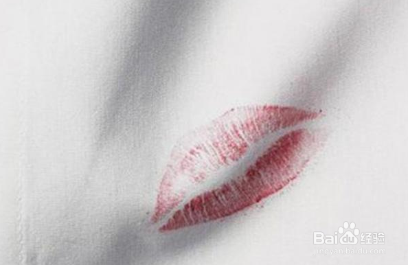 口红蹭到羽绒服上怎么洗