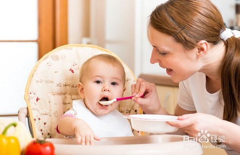 给宝宝添加辅食的时间和具体操作方式