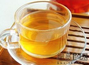 用应季的水果泡杯果香四溢的茶—菠萝草莓水果茶