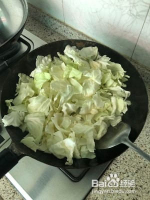 炝炒手撕包菜的做法