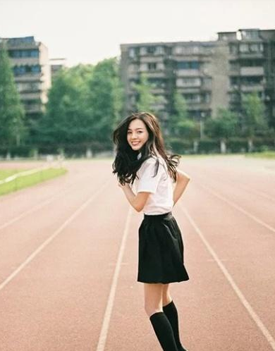 照相姿势怎么摆好看野外