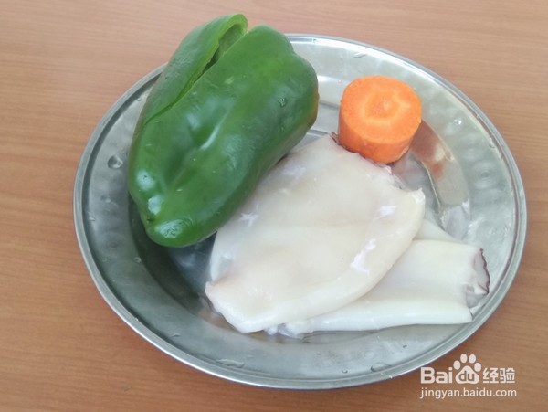鱿鱼炒辣椒的做法