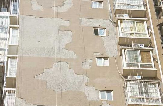 房屋外墙砖脱落谁负责