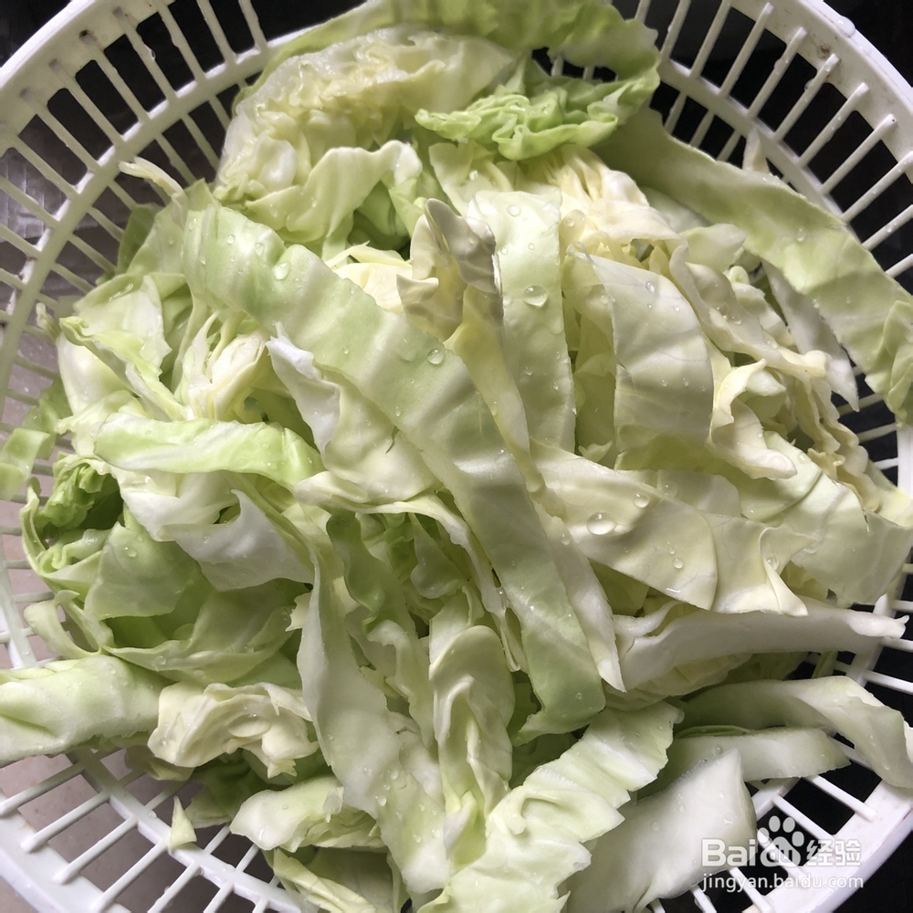 不费事做腊肉包菜粉丝