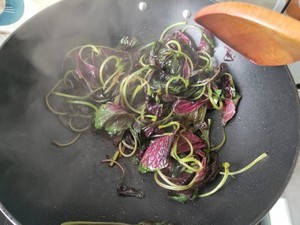 红苋菜皮蛋煲怎么做？