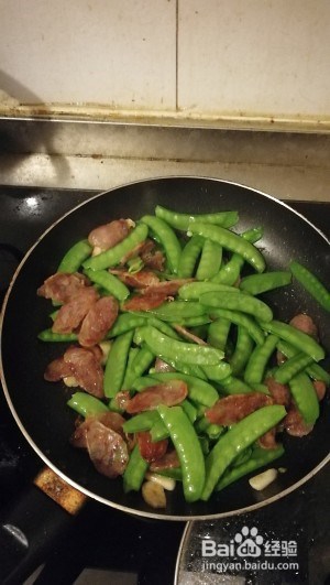 超脆爽的荷兰豆炒香肠的做法