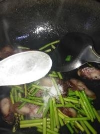 如何做蒜苔炒香肠