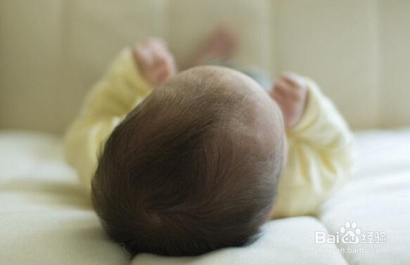 调整宝宝头型，怎样防止宝宝把头睡偏？