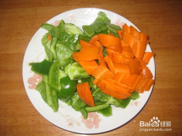 青椒胡萝卜炒肉的做法