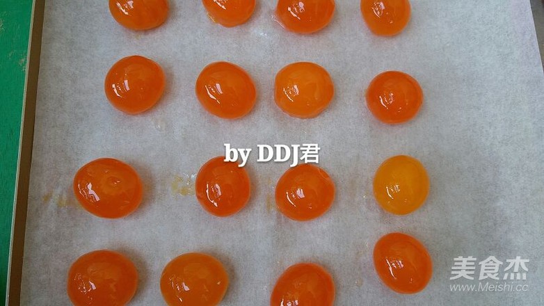 蛋黄酥的家常做法