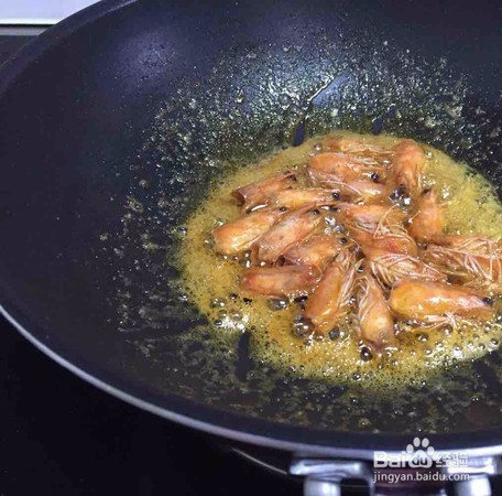 鲜虾豆腐煲和鸡公煲哪个更好吃，都是怎么做的？