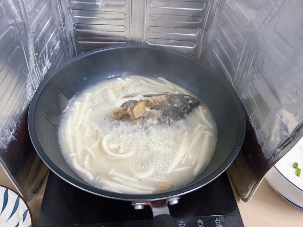 鲫鱼鱿鱼海鲜菇汤