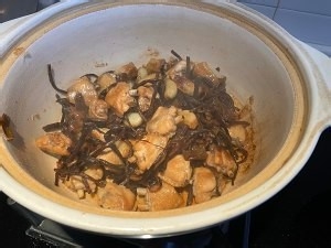 教你怎么做超下饭蒜香茶树菇鸡翅锅