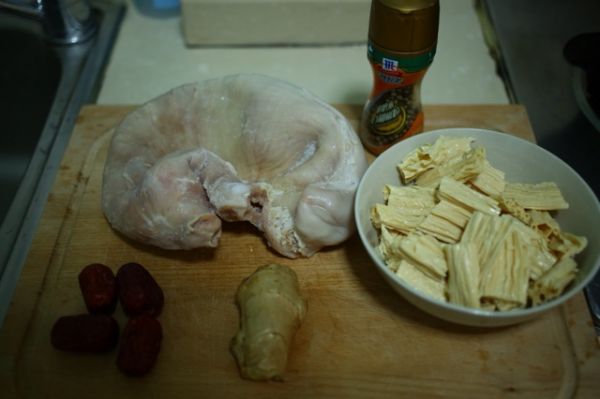 白果腐竹猪肚汤