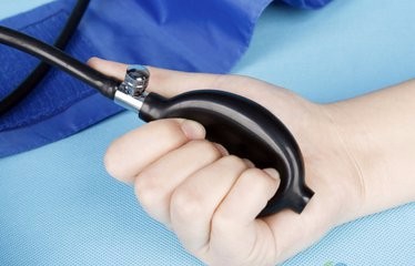 如何使用台式血压计测量血压