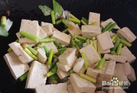 夫妻在家炒豆腐蒜台的家常做法经验技巧方法