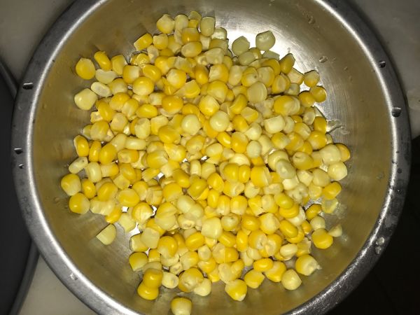 蔬菜沙拉和牛油果益力多