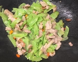 食补养生很香的家常莴笋炒肉的做法