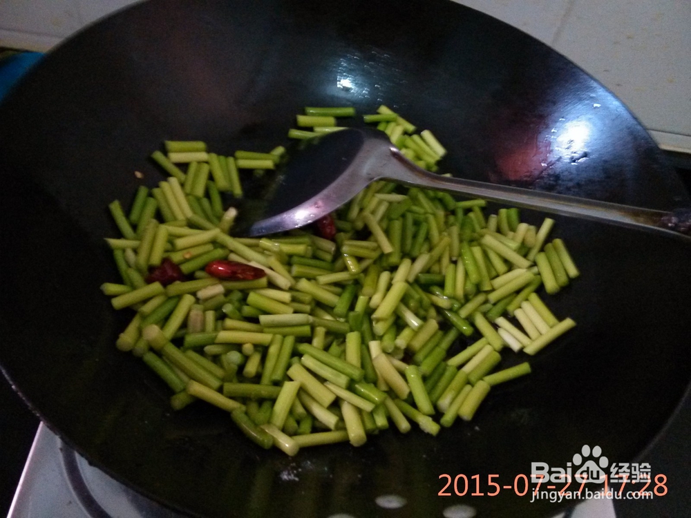 木耳炒蒜苔怎么做