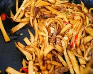 杏鲍菇炒肉丝的做法