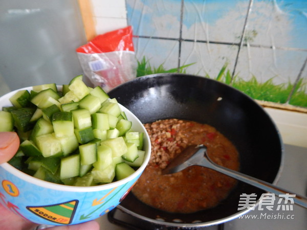 酱黄瓜肉丁拌荞麦面
