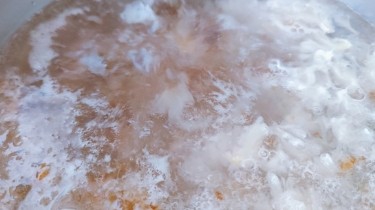 桃胶银耳雪梨羹的做法