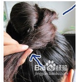 长卷发花苞头扎法