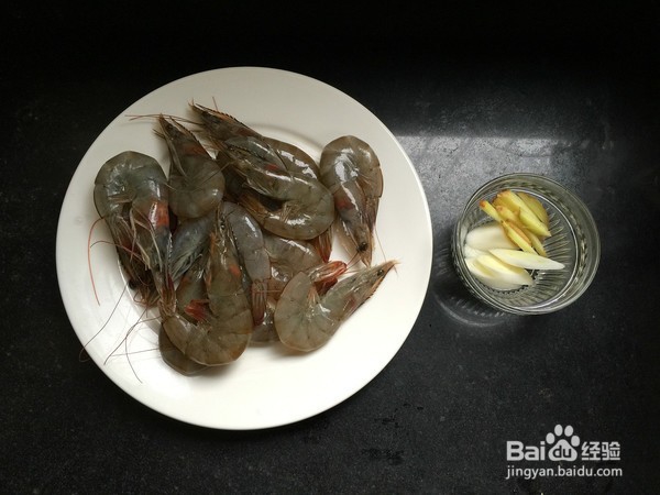 如何制作正宗的油焖大虾