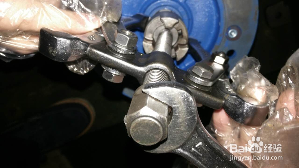 怎样利用工具拆卸电机转轴上的联轴器卡爪