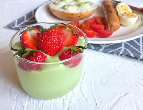 剩余的牛油果奶昔加上草莓,就是一杯营养满分,热量爆表的高颜值蚁料