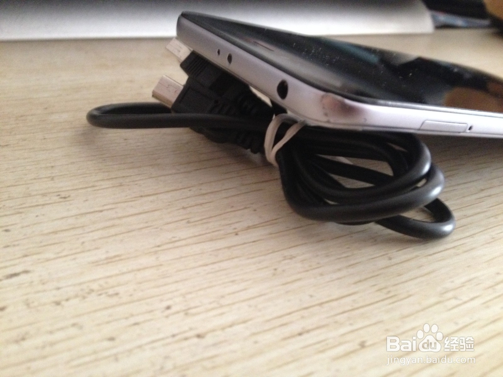 如何用数据线和数据线绑绳做简易手机支架
