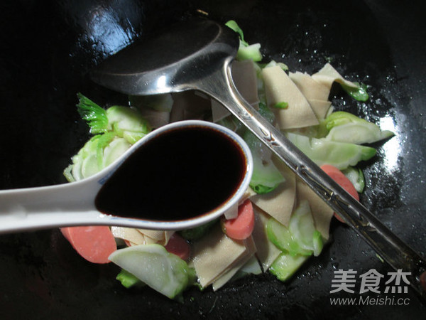 火腿肠千张炒儿菜