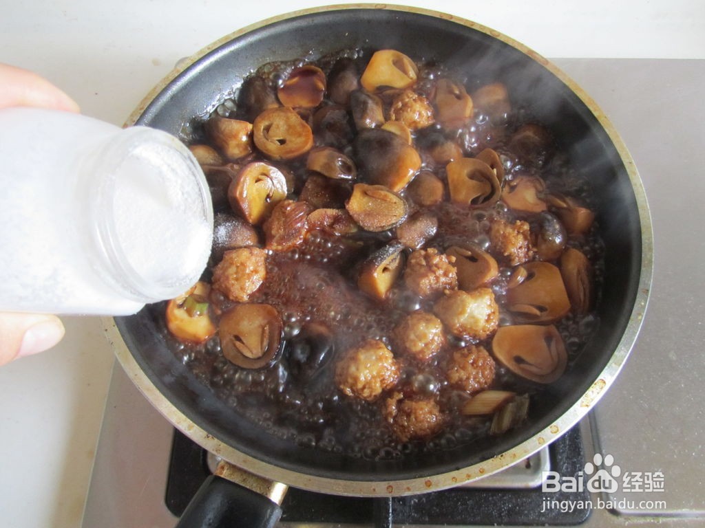 草菇焖鸡丸的做法
