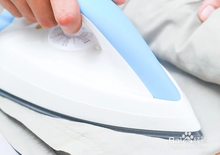 衣服沾上口香糖怎么办?