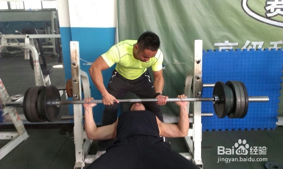 如何安排胸肌和腹肌训练