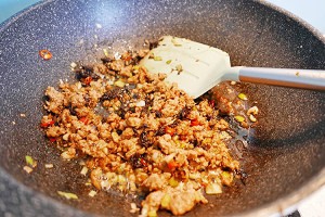 养生食补榄菜肉末四季豆的做法