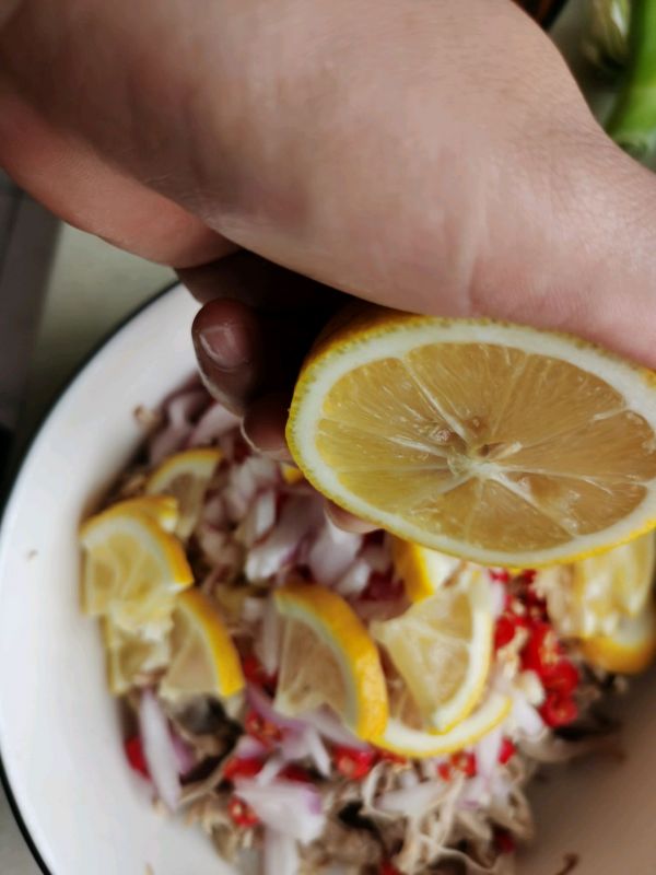 手撕柠檬鸡腿肉