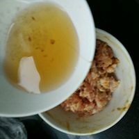 焦香四溢的猪肉香菇锅贴