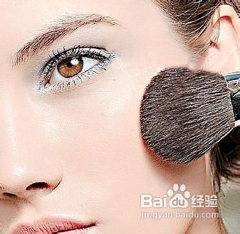 轻松4步即可轻松搞定蓝色眼妆