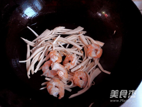 韭菜鲍菇炒虾仁