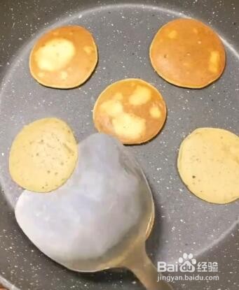 如何做香蕉松饼？