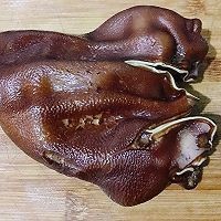 在家制作美味的凉拌猪耳