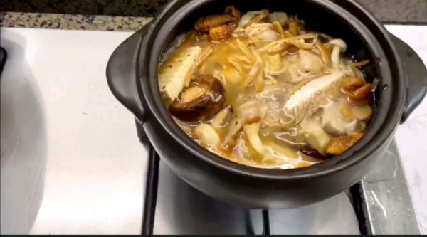 松茸菌菇粉丝煲