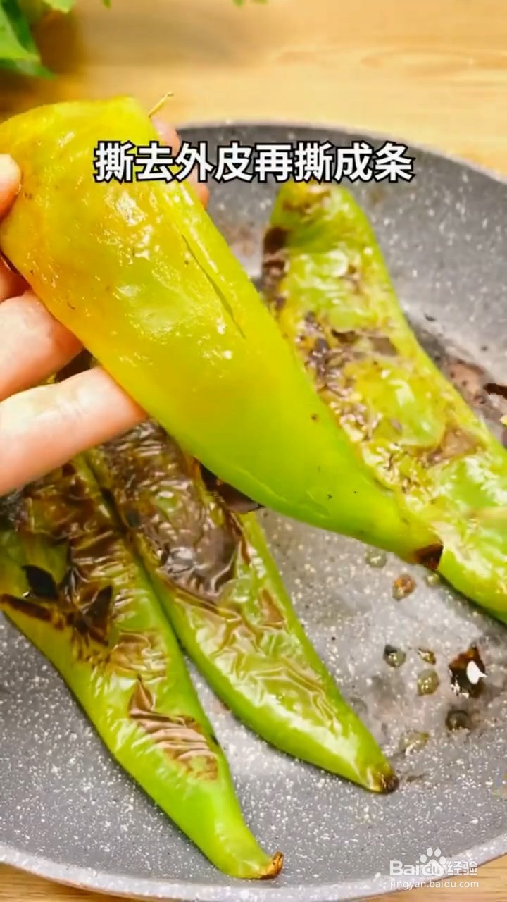 怎么制作烧辣椒拌皮蛋