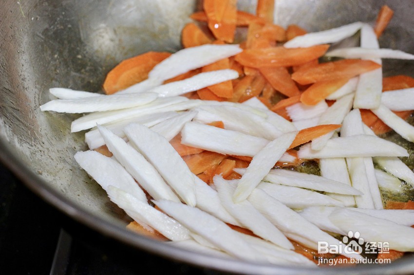 简单的快手小菜：胡萝卜茭白炒培根