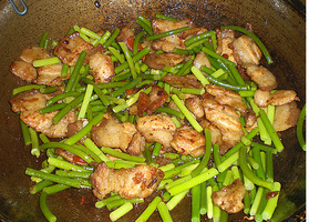 家常菜蒜苗炒肉的做法